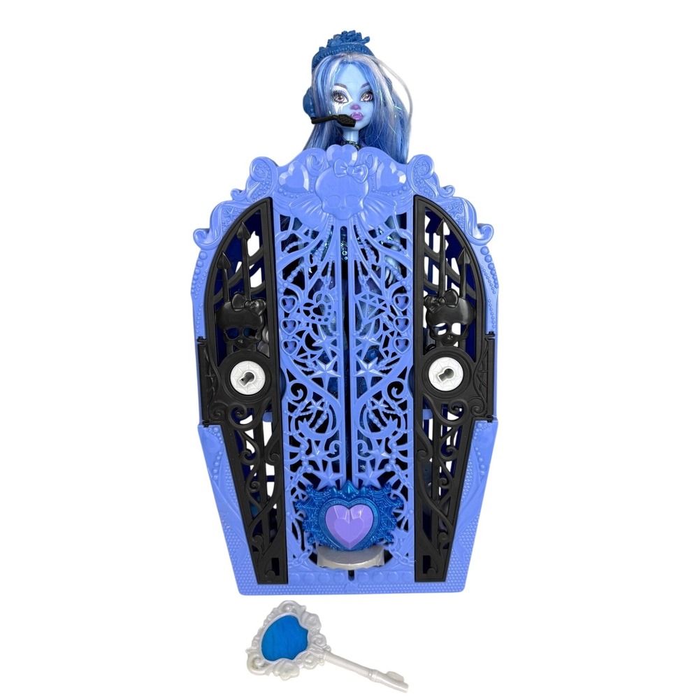 Monster High Skulltimate Secrets Iridescent Abbey Bominable Doll & Locker Set